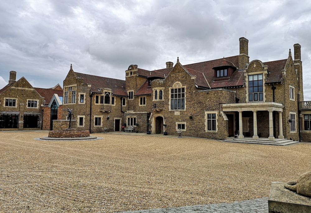 substantial_country_house_surrey